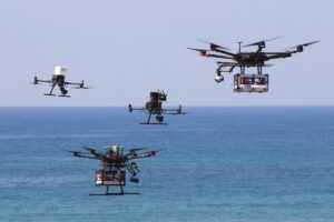 Grupo de drones a sobrevoar a cidade o mar na cidade costeira de Herzliya em Israel