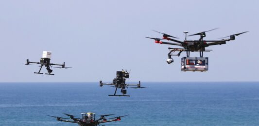 Grupo de drones a sobrevoar a cidade o mar na cidade costeira de Herzliya em Israel