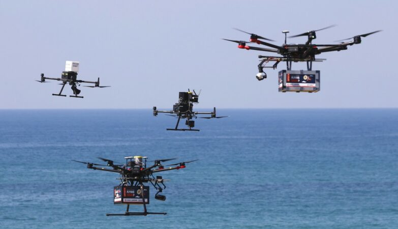 Grupo de drones a sobrevoar a cidade o mar na cidade costeira de Herzliya em Israel