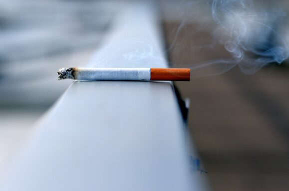 Um cigarro aceso