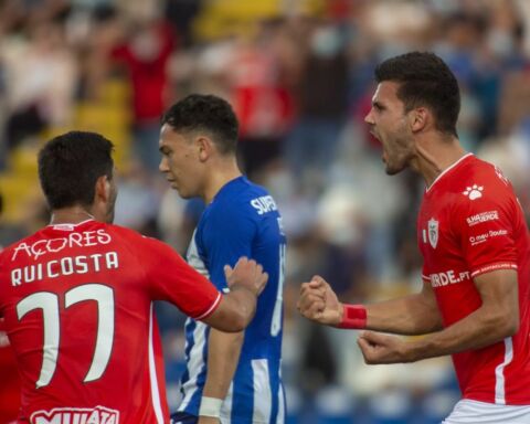 O jogador do Santa Clara, Chindris, festeja um golo contra o FC Porto