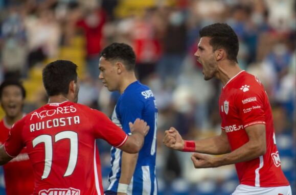 O jogador do Santa Clara, Chindris, festeja um golo contra o FC Porto