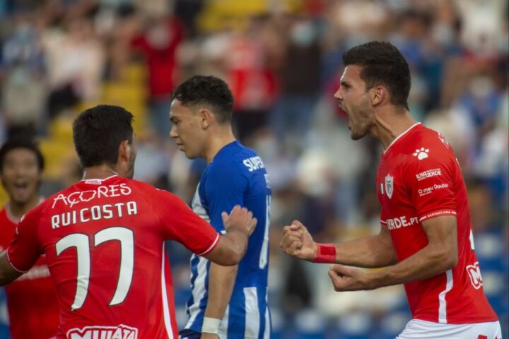 O jogador do Santa Clara, Chindris, festeja um golo contra o FC Porto