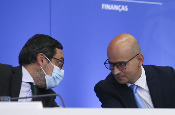 O ministro das Finanças, João Leão, com o secretário de Estado Adjunto e dos Assuntos Fiscais, António Mendonça Mendes