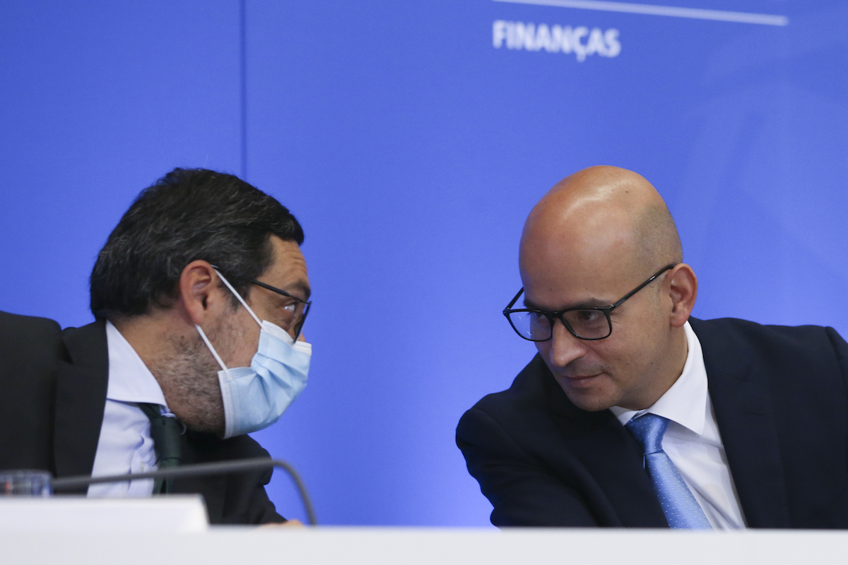 O ministro das Finanças, João Leão, com o secretário de Estado Adjunto e dos Assuntos Fiscais, António Mendonça Mendes