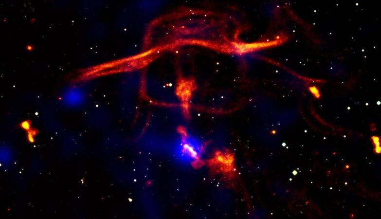 Gás quente proveniente do buraco negro supermassivo no centro do sistema Nest200047