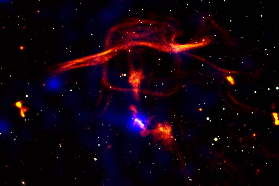 Gás quente proveniente do buraco negro supermassivo no centro do sistema Nest200047