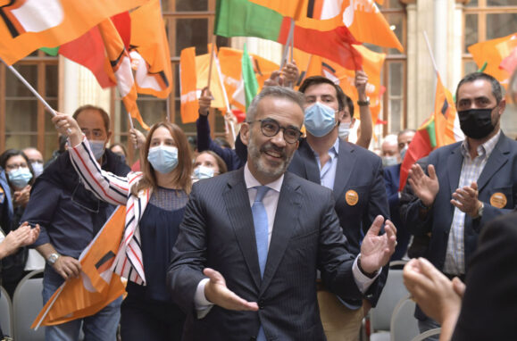 O candidato à liderança do Partido Social Democrata (PSD), Paulo Rangel, durante um encontro com militantes