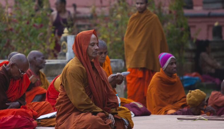 Homem budista a meditar