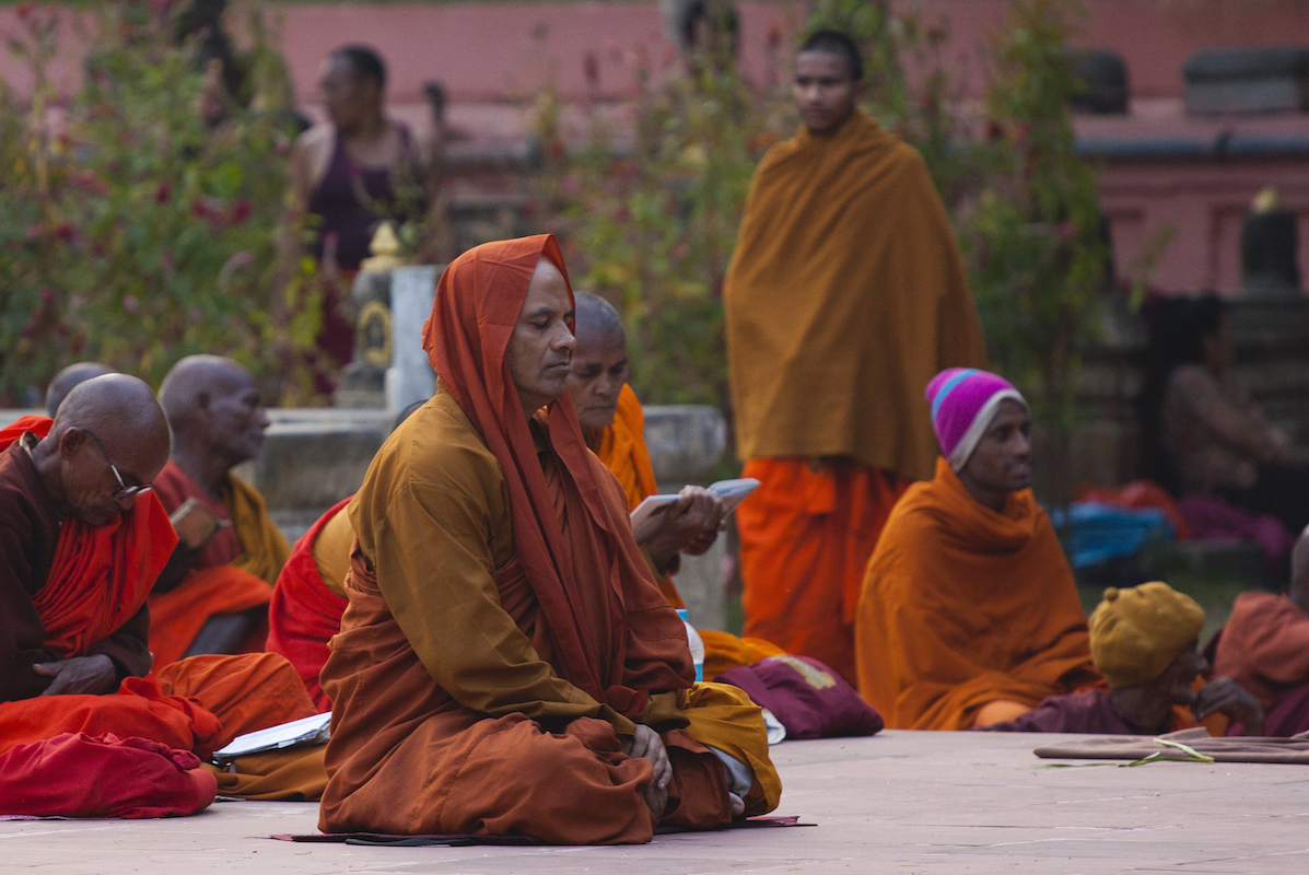 Homem budista a meditar