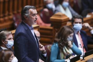 O líder da Iniciativa Liberal, João Cotrim Figueiredo, no Parlamento, durante o debate e a votação da proposta orçamental para 2022
