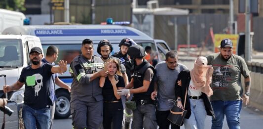 Médicos libaneses ajudam a retirar pessoas depois dos confrontos durante uma manifestação em Beirute