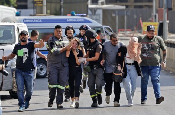 Médicos libaneses ajudam a retirar pessoas depois dos confrontos durante uma manifestação em Beirute