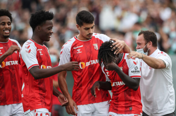 Roger Fernandes é consolado pelos colegas do Sporting de Braga.
