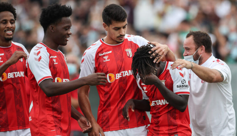 Roger Fernandes é consolado pelos colegas do Sporting de Braga.