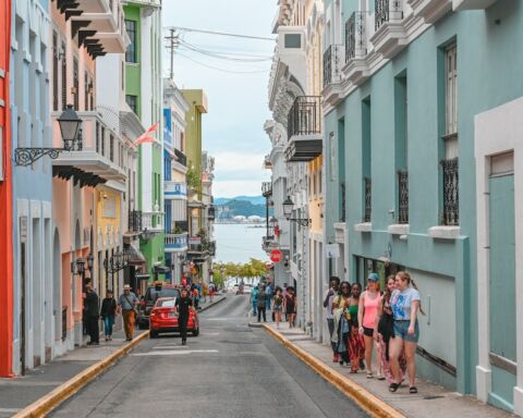 Pessoas a passear numa rua da ilha de Porto Rico