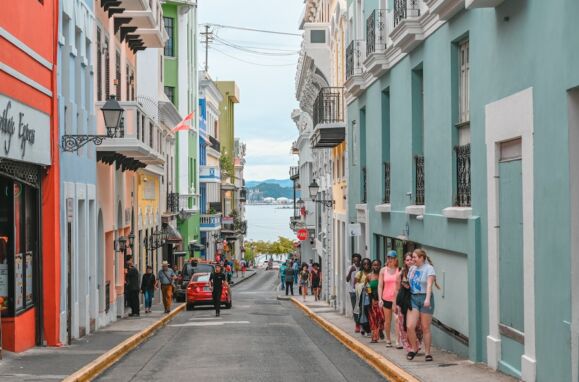 Pessoas a passear numa rua da ilha de Porto Rico
