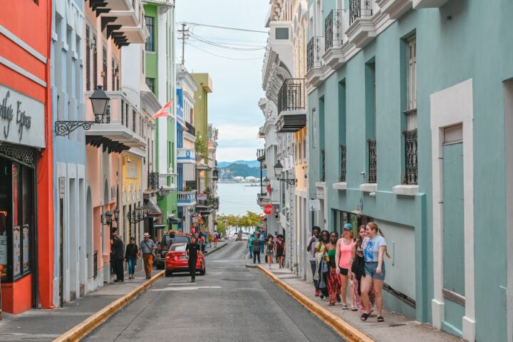 Pessoas a passear numa rua da ilha de Porto Rico
