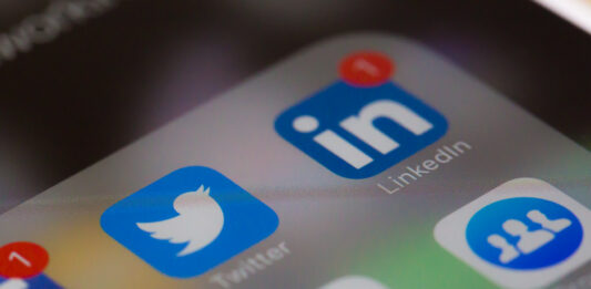 Um telemóvel com redes sociais instaladas, como o Twitter e o LinkedIn