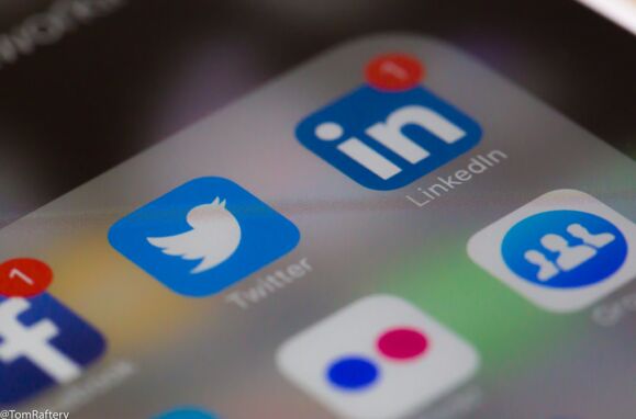 Um telemóvel com redes sociais instaladas, como o Twitter e o LinkedIn