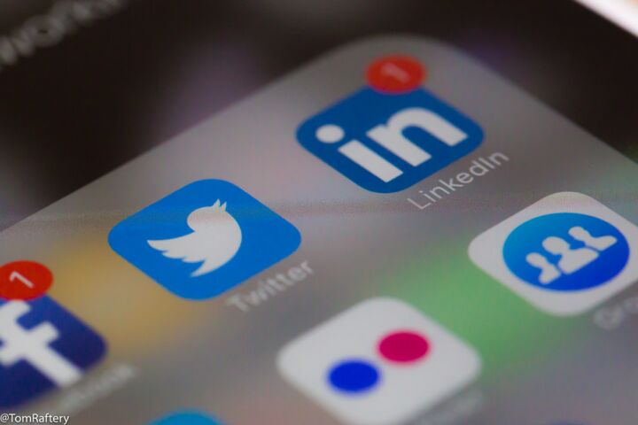 Um telemóvel com redes sociais instaladas, como o Twitter e o LinkedIn