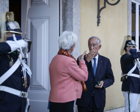 O Presidente da República, Marcelo Rebelo de Sousa, acompanha à saída a presidente do Banco Central Europeu (BCE), Christine Lagarde, após a reunião do Conselho de Estado, no Palácio da Cidadela, em Cascais