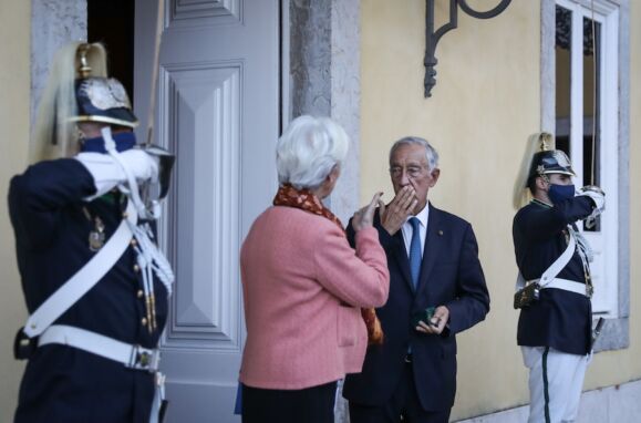 O Presidente da República, Marcelo Rebelo de Sousa, acompanha à saída a presidente do Banco Central Europeu (BCE), Christine Lagarde, após a reunião do Conselho de Estado, no Palácio da Cidadela, em Cascais