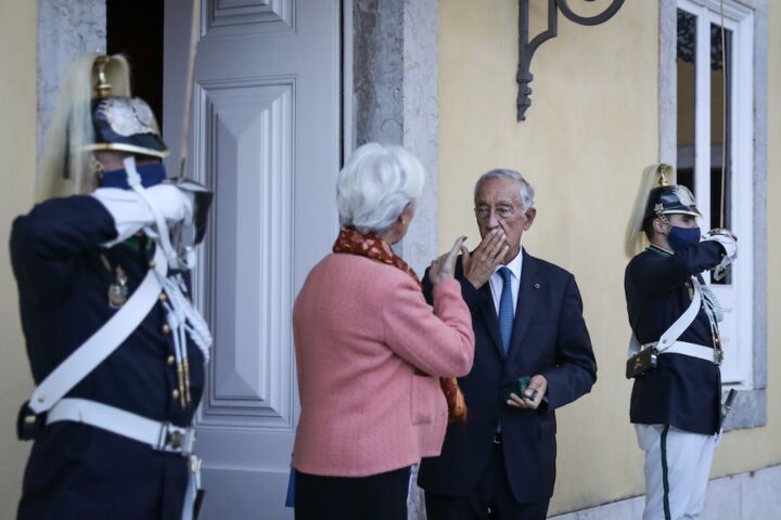 O Presidente da República, Marcelo Rebelo de Sousa, acompanha à saída a presidente do Banco Central Europeu (BCE), Christine Lagarde, após a reunião do Conselho de Estado, no Palácio da Cidadela, em Cascais