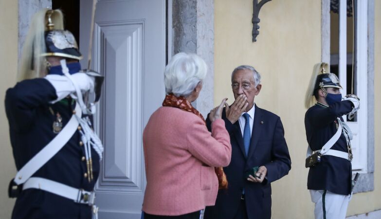 O Presidente da República, Marcelo Rebelo de Sousa, acompanha à saída a presidente do Banco Central Europeu (BCE), Christine Lagarde, após a reunião do Conselho de Estado, no Palácio da Cidadela, em Cascais