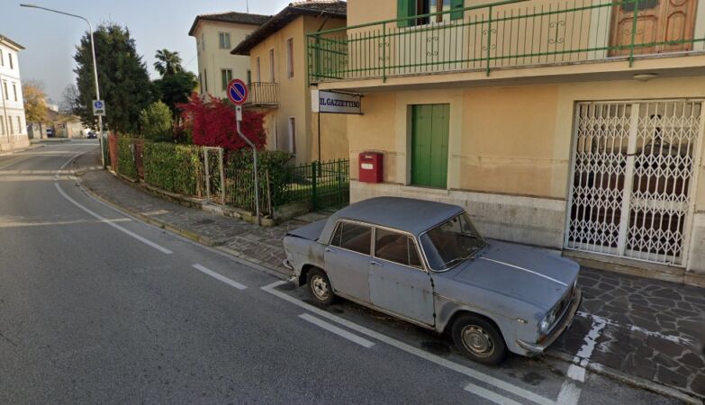 El coche aparcado en la calle desde hace 47 años se ha convertido en una atracción turística en Italia