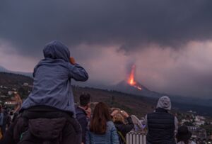 Pessoas a ver a erupção do Vulcão Cumbre Vieja, em La Palma