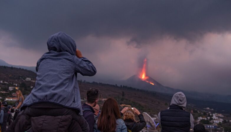 Pessoas a ver a erupção do Vulcão Cumbre Vieja, em La Palma