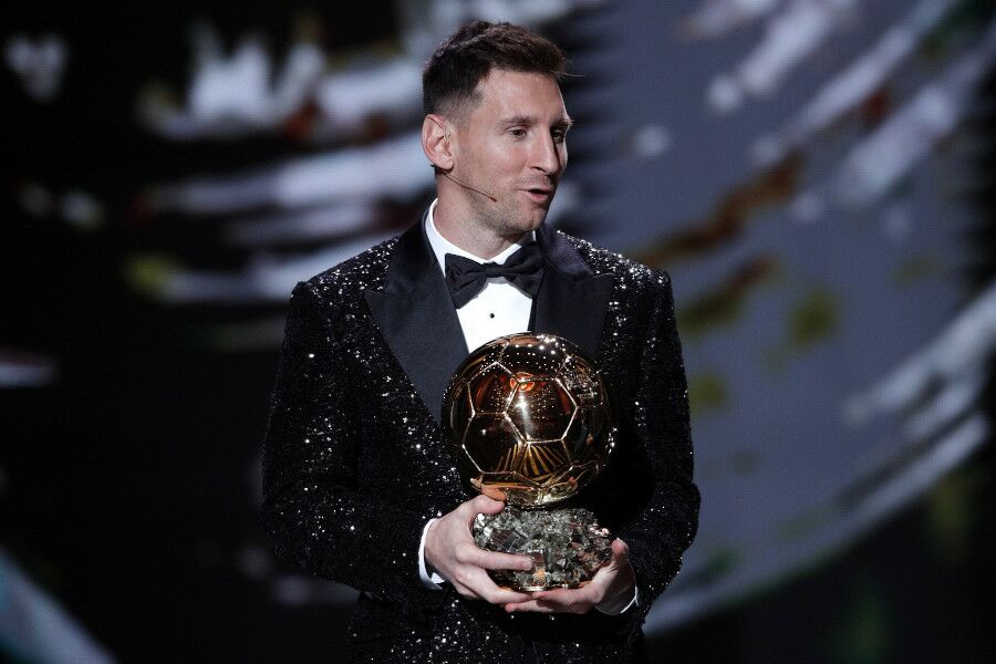 Messi supera Lewandowski e leva Bola de Ouro pela sétima vez