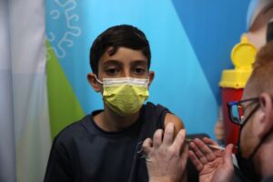 Uma criança a ser inoculada contra a covid-19