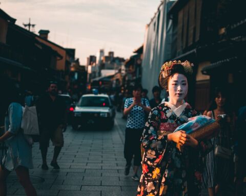 Uma gueixa japonesa a passear numa rua