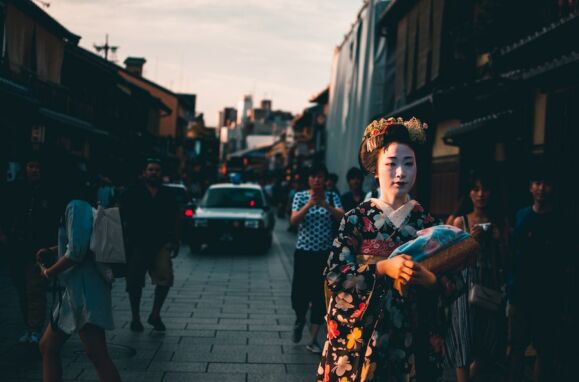 Uma gueixa japonesa a passear numa rua