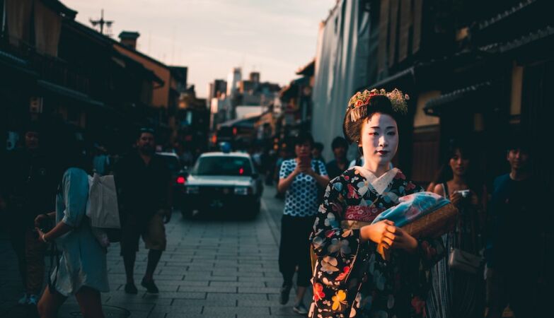 Uma gueixa japonesa a passear numa rua