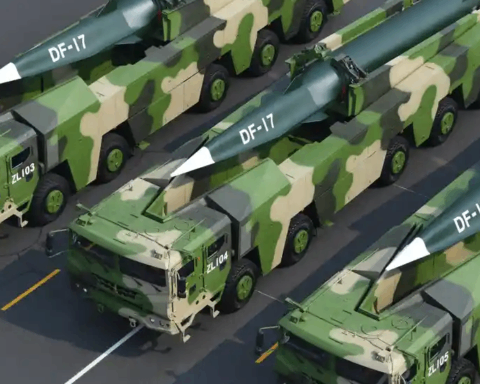 Veículos militares a transportar o míssil balístico hipersónico DF-17.