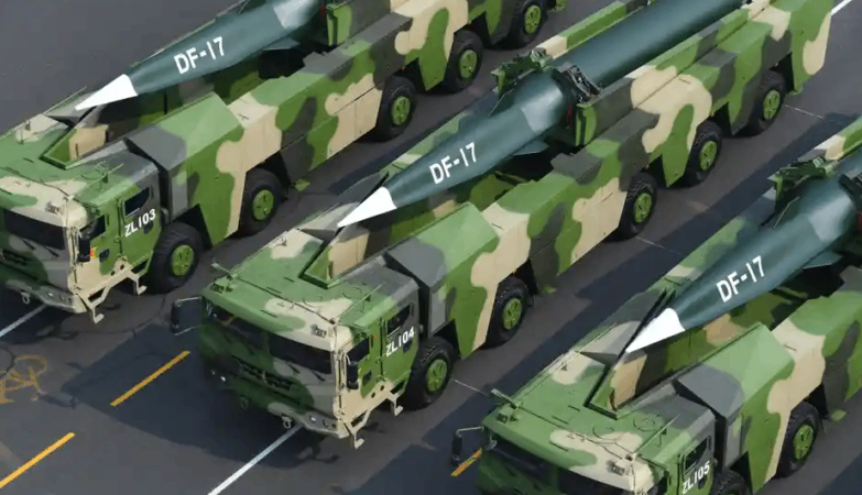 Veículos militares a transportar o míssil balístico hipersónico DF-17.