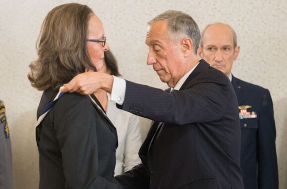 Marcelo Rebelo de Sousa condecora Maria José Ritta