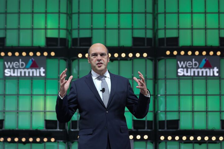 Ministro da Economia, Pedro Siza Vieira, a discursar no palco da Web Summit