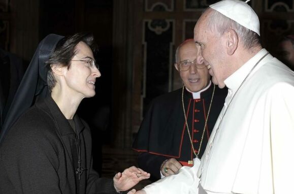 O Papa Francisco com a freira Raffaella Petrini