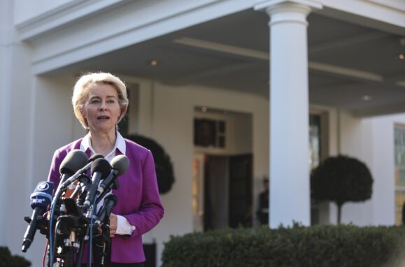 Ursula von der Leyen fala aos jornalistas depois de se reunir com Joe Biden na Casa Branca