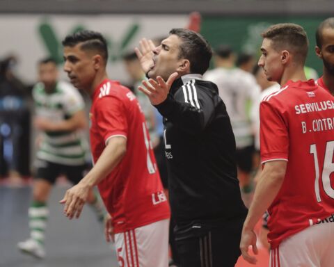 O treinador do Benfica Pulpis reage durante o jogo frente ao Sporting da 9.ª jornada da Liga Portuguesa de Futsal.