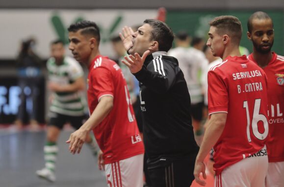 O treinador do Benfica Pulpis reage durante o jogo frente ao Sporting da 9.ª jornada da Liga Portuguesa de Futsal.