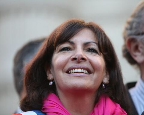 Anne Hidalgo, candidata socialista à presidência de França, a sorrir