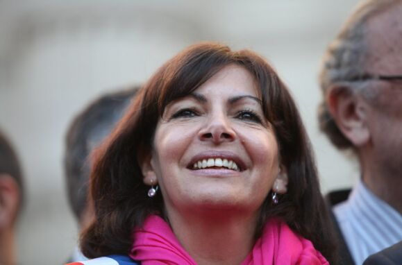 Anne Hidalgo, candidata socialista à presidência de França, a sorrir