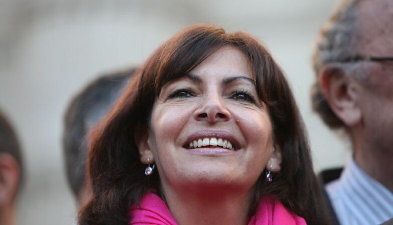 Anne Hidalgo, candidata socialista à presidência de França, a sorrir