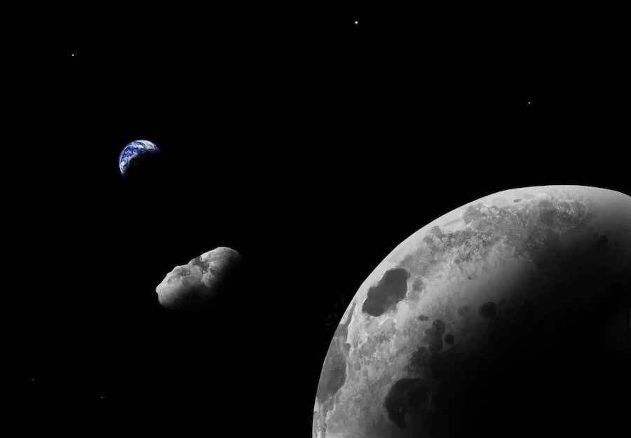 Impressão artística do asteróide Kamo'oalewa, perto do sistema Terra-Lua