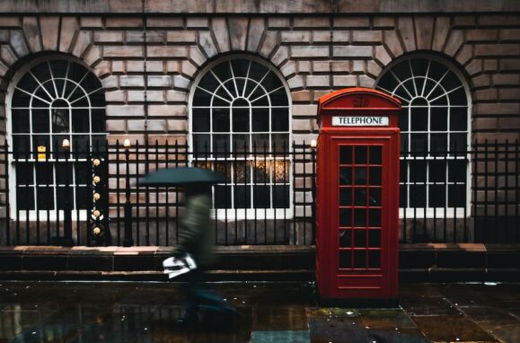 Uma cabine telefónica vermelha numa rua de Londres, no Reino Unido